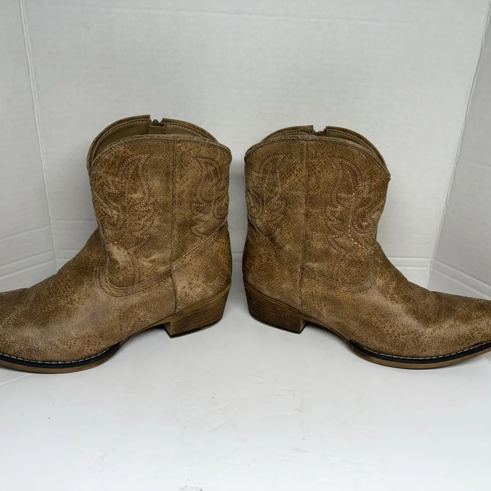 Roper women distressed